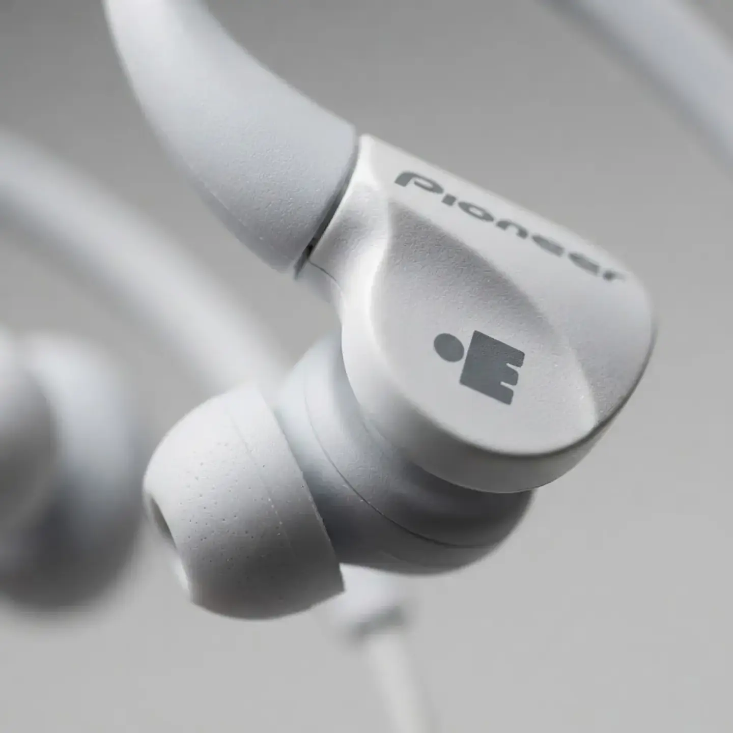 Audífono Pioneer Clip Ear Deportivo Se-e3m Blanco Fx 4