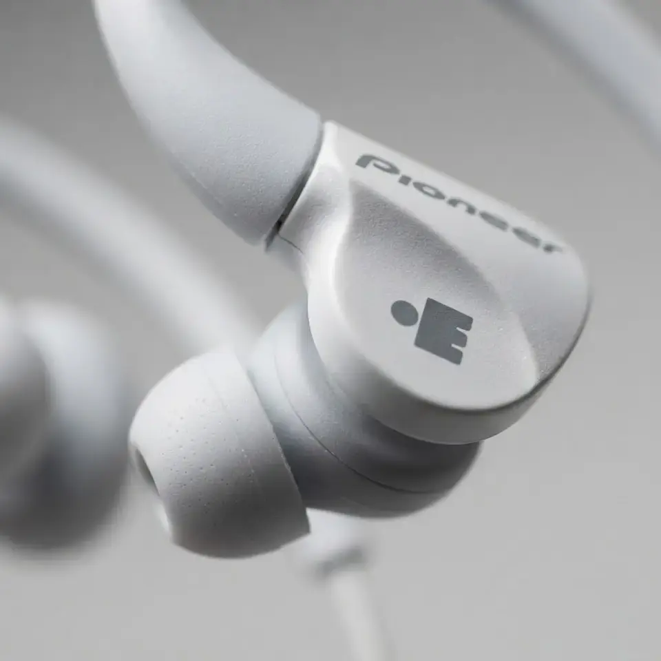 Audífono Pioneer Clip Ear Deportivo Se-e3m Blanco Fx 4