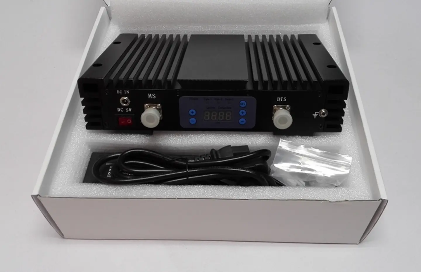 Repetidor de señal GSM Amplificador De Señal de celular para 2G y 3G hasta 1500 metros cuadrados 3