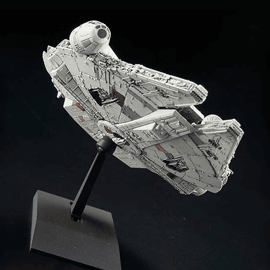 MODEL KIT STAR WARS MILLENNIUM FALCON 006 BANDAI	