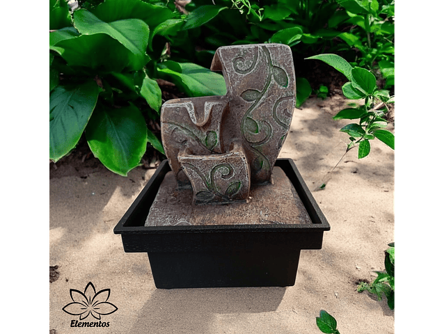 Fuente de agua enredaderas