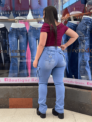 Jeans cargo bolsillos que realza 