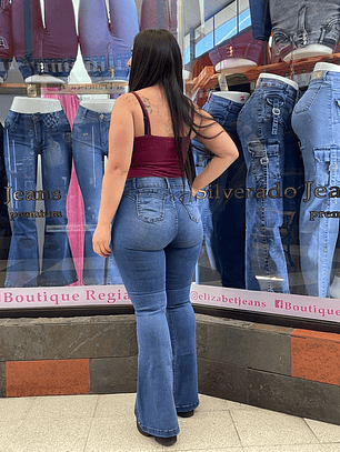 Flare jeans  sirena super levanta cola 