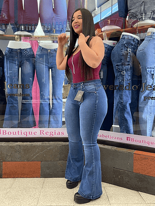 Flare jeans  sirena super levanta cola 