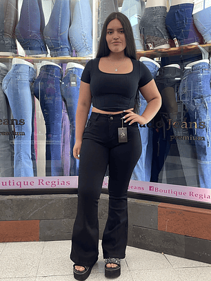 FLARE JEANS NEGRO LEVANTA COLA TIRO ALTO