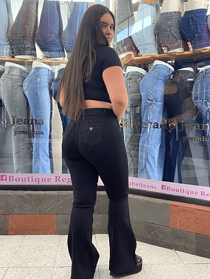 FLARE JEANS NEGRO LEVANTA COLA TIRO ALTO