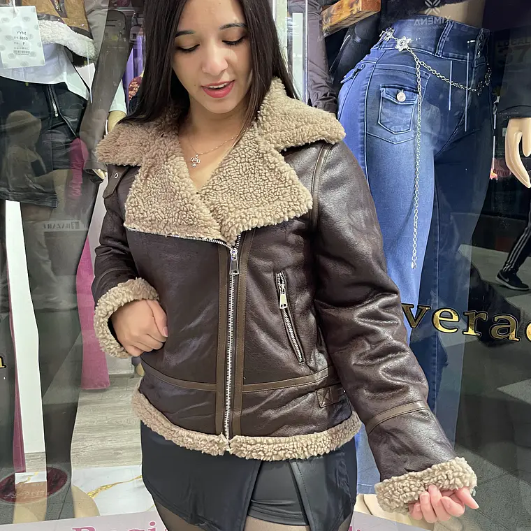 chaquetita aviadora cafe con chiporrito <media cadera > 1