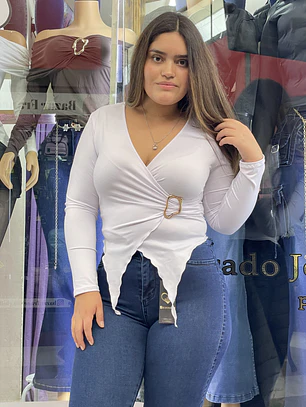POLERA DOBLE PUNTA  SIMETRICA CON BROCHE 