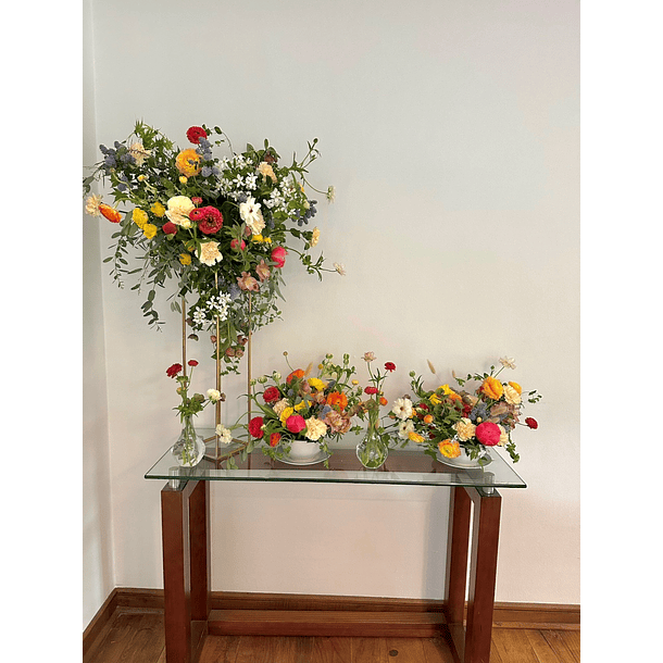 Pack 2 centros de mesa, 1 plinto alto, 2 floreros pequeños de vidrio 2