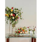 Combinación 1 centro de mesa (40 alto x 25 ancho), 1 arreglo en plinto alto ( 1.10 alto x 60 ancho) y 2 Floreros pequeños  (14alto x 6ancho) 1