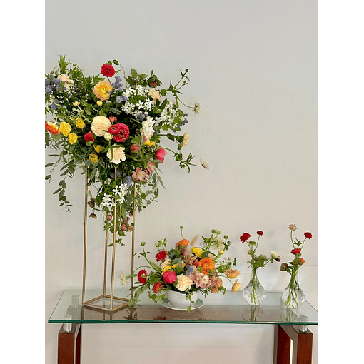 Combinación 1 centro de mesa (40 alto x 25 ancho), 1 arreglo en plinto alto ( 1.10 alto x 60 ancho) y 2 Floreros pequeños  (14alto x 6ancho)