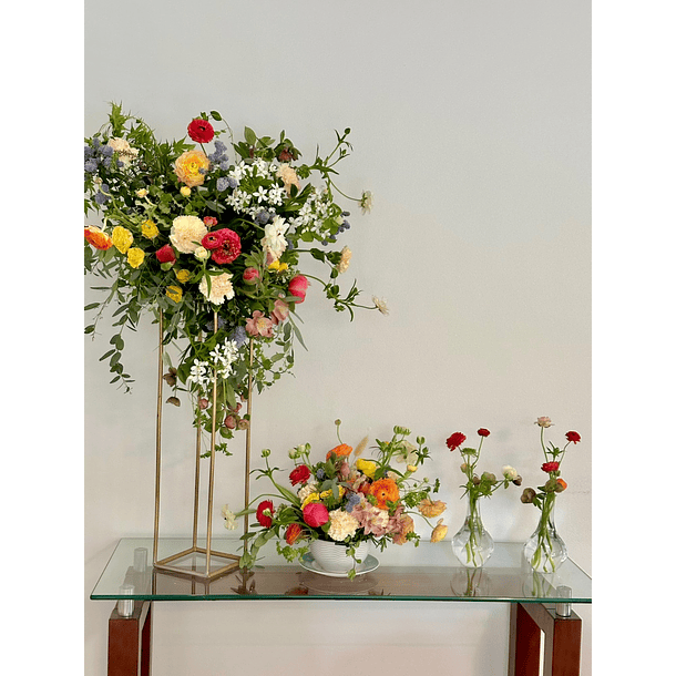 Combinación 1 centro de mesa (40 alto x 25 ancho), 1 arreglo en plinto alto ( 1.10 alto x 60 ancho) y 2 Floreros pequeños  (14alto x 6ancho) 1