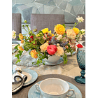 Combinación 1 centro de mesa (40 alto x 25 ancho), 1 arreglo en plinto alto ( 1.10 alto x 60 ancho) y 2 Floreros pequeños  (14alto x 6ancho) 2