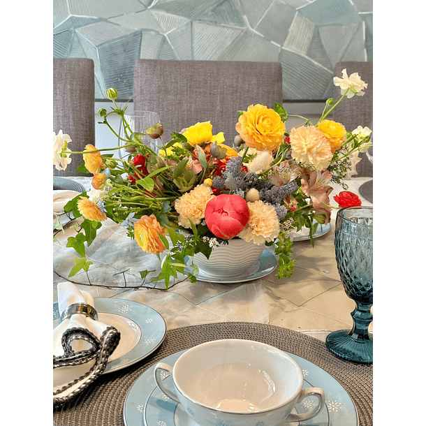 Combinación 1 centro de mesa (40 alto x 25 ancho), 1 arreglo en plinto alto ( 1.10 alto x 60 ancho) y 2 Floreros pequeños  (14alto x 6ancho) 2