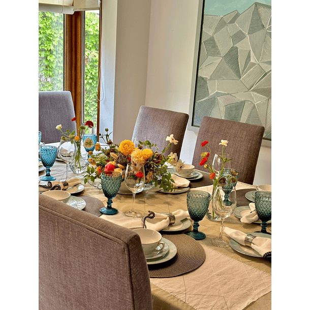 Combinación 1 centro de mesa (40 alto x 25 ancho), 1 arreglo en plinto alto ( 1.10 alto x 60 ancho) y 2 Floreros pequeños  (14alto x 6ancho) 3