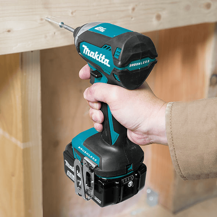 Atornillador de Impacto Inalámbrico 18V Sin batería DTD153Z Makita 1