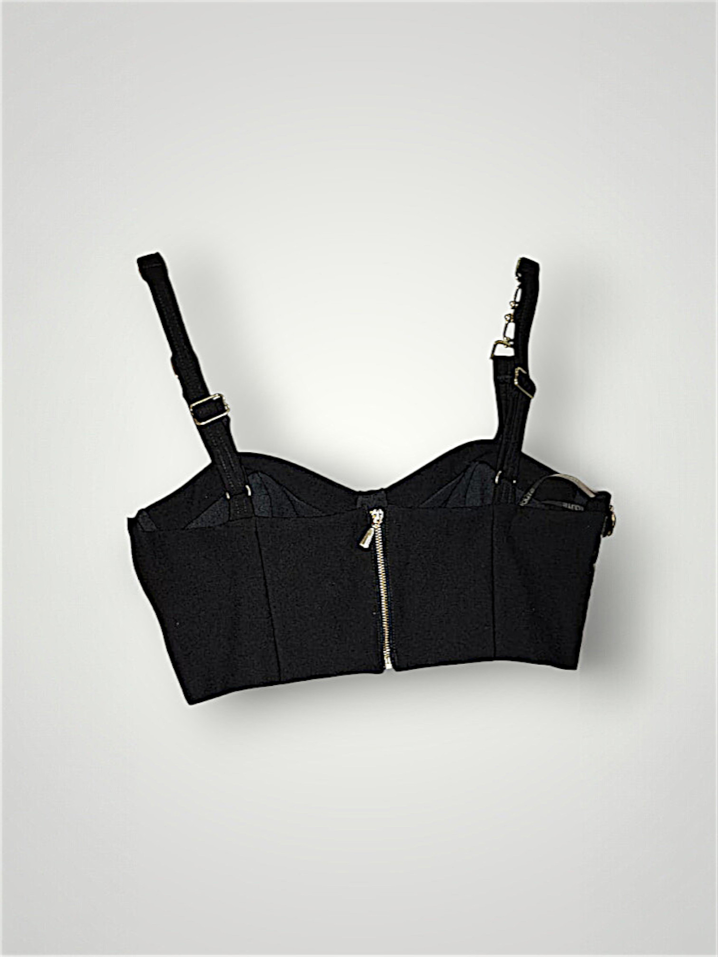 Crop Top Negro Licrado Mujer con Tiras y Arandelas – Top Ajustado Elegante y Moderno 3