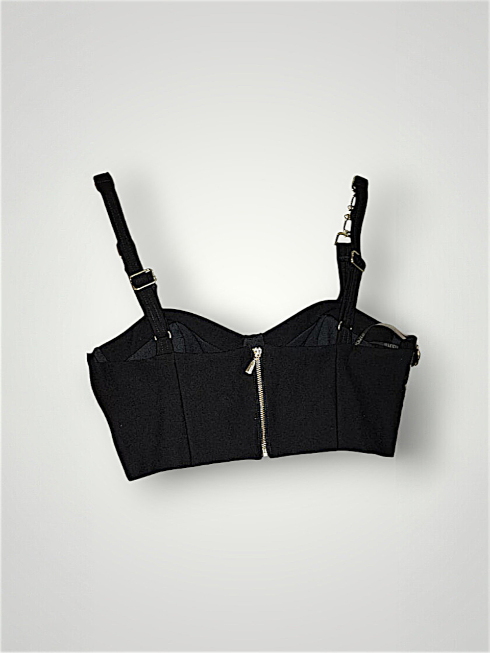 Crop Top Negro Licrado Mujer con Tiras y Arandelas – Top Ajustado Elegante y Moderno 3