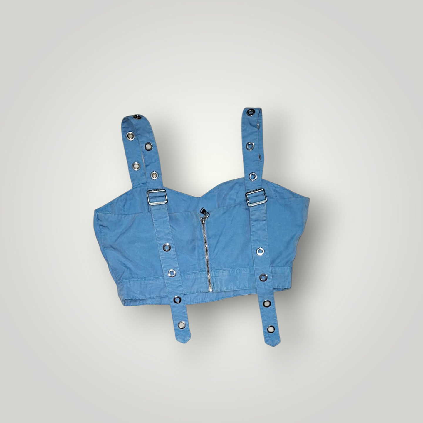 Crop Top Azul Mujer con Tiras y Argollas Plateadas – Top Ajustado Moderno y Elegante 3