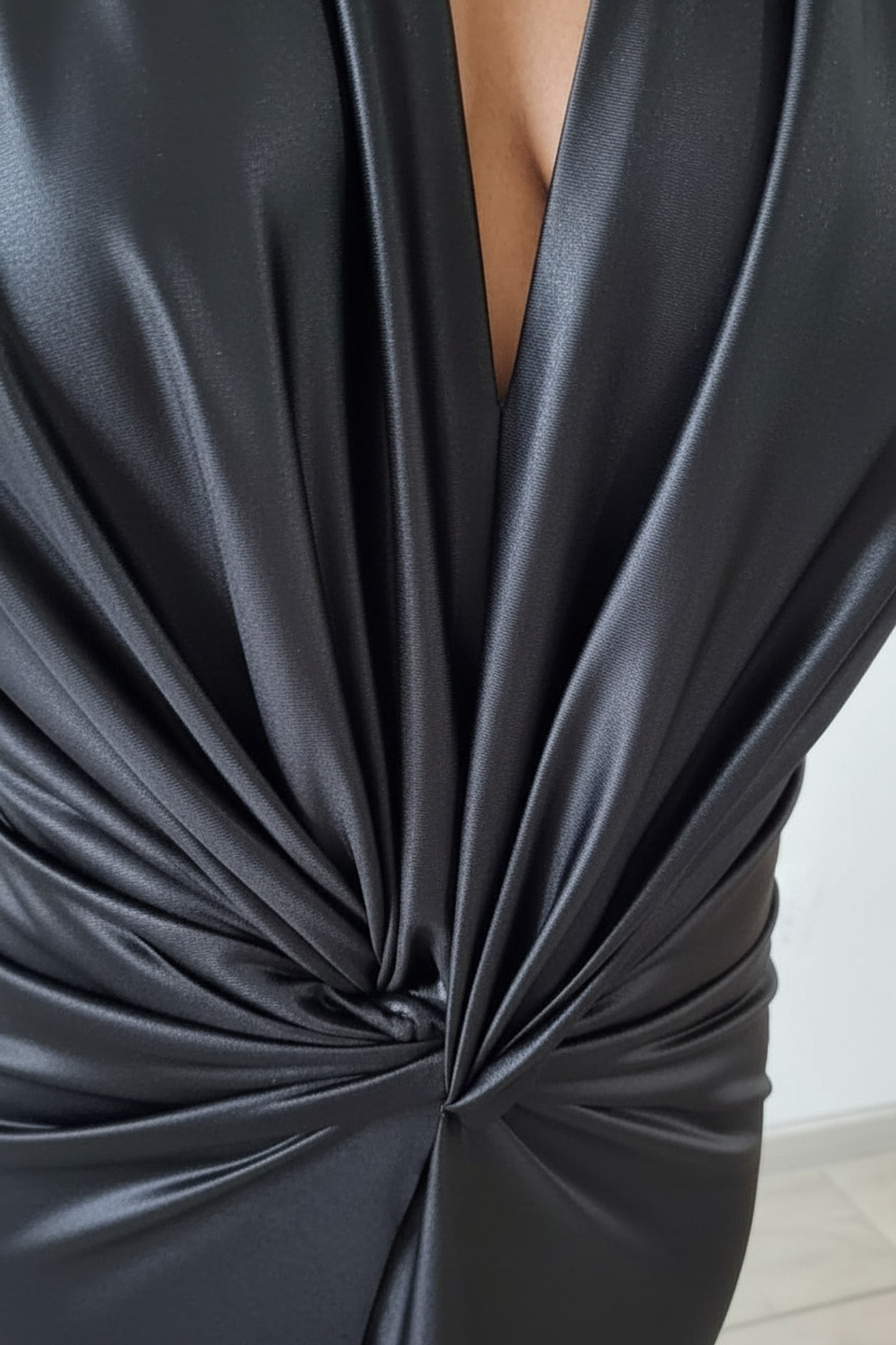 Vestido Negro Semi Brillante con Nudo Frontal – Elegante y Ajustado para Mujer 3