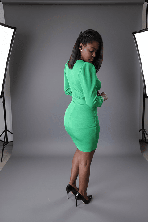 Vestido Verde Ajustado Licrado Mujer – Escote y Aberturas Sensuales, Look Elegante