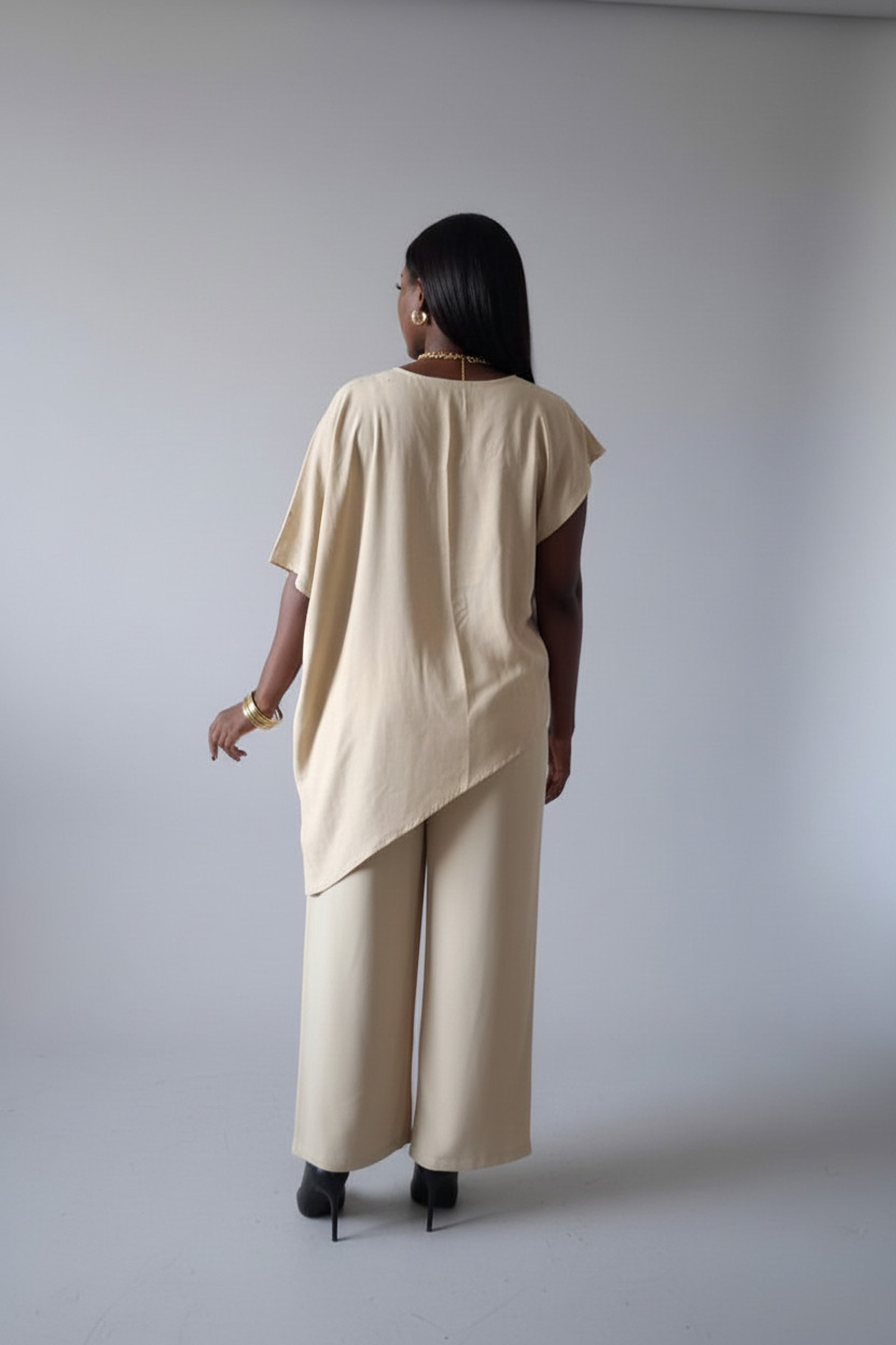 Conjunto Mujer Pantalón y Blusa Asimétrica Hoja Rota Beige – Outfit Elegante y Moderno 2