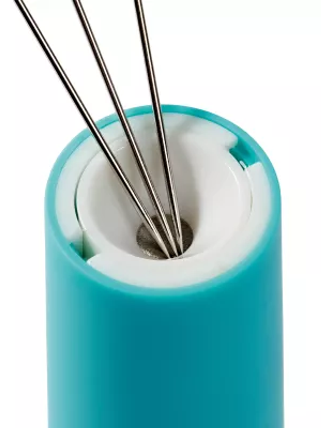 Alfiletero de plástico imantado con agujas 2