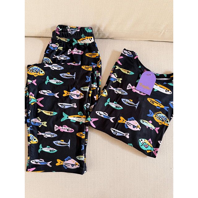 Peces sobre negro (peach) - manga corta y pantalón