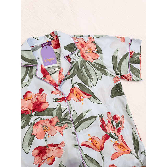 Flores rojas sobre celeste - Manga corta y pantalón (rayón)