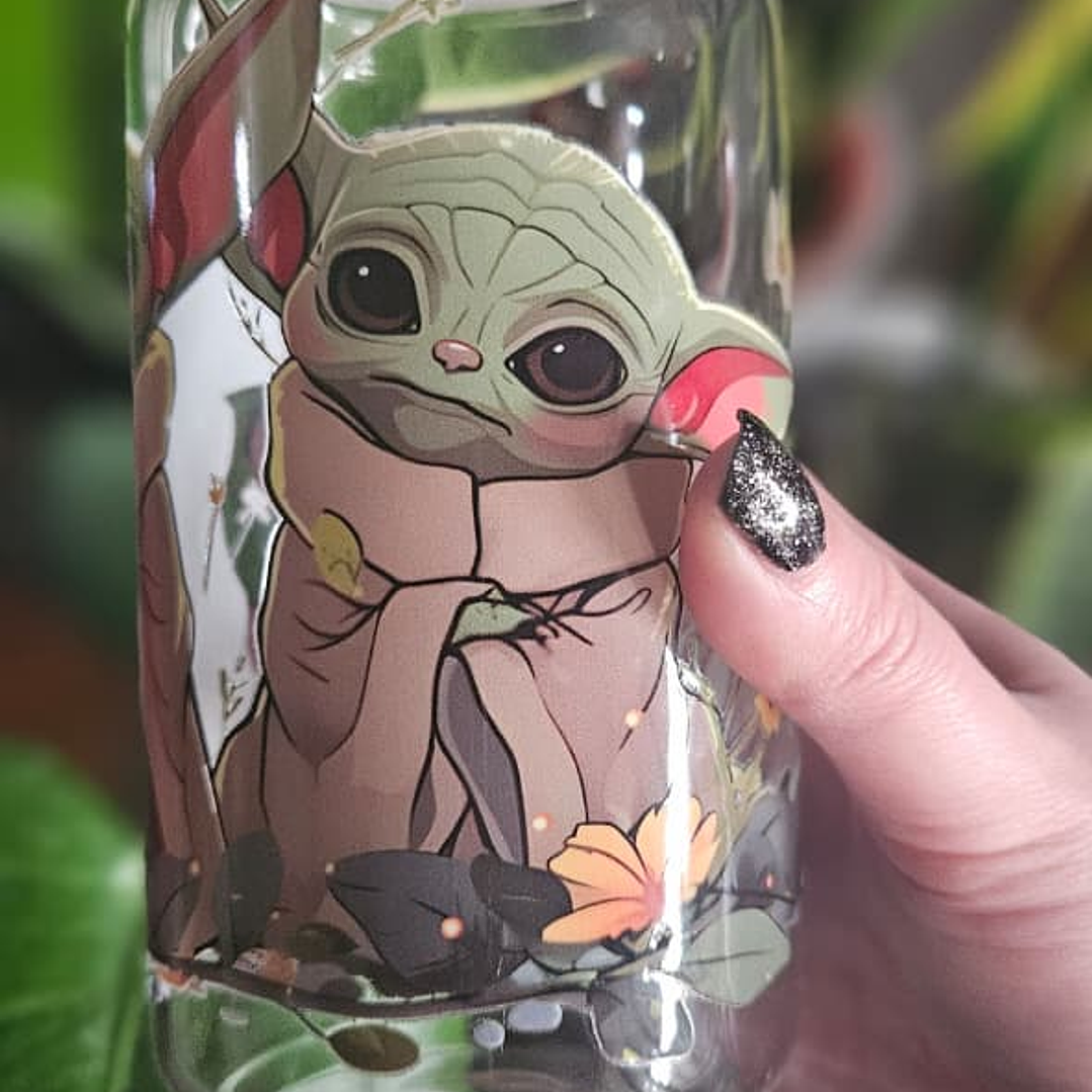 Vaso de Vidrio con Tapa de Bambú y Bombilla – Baby Yoda 530 ml ✨💚🌌 1