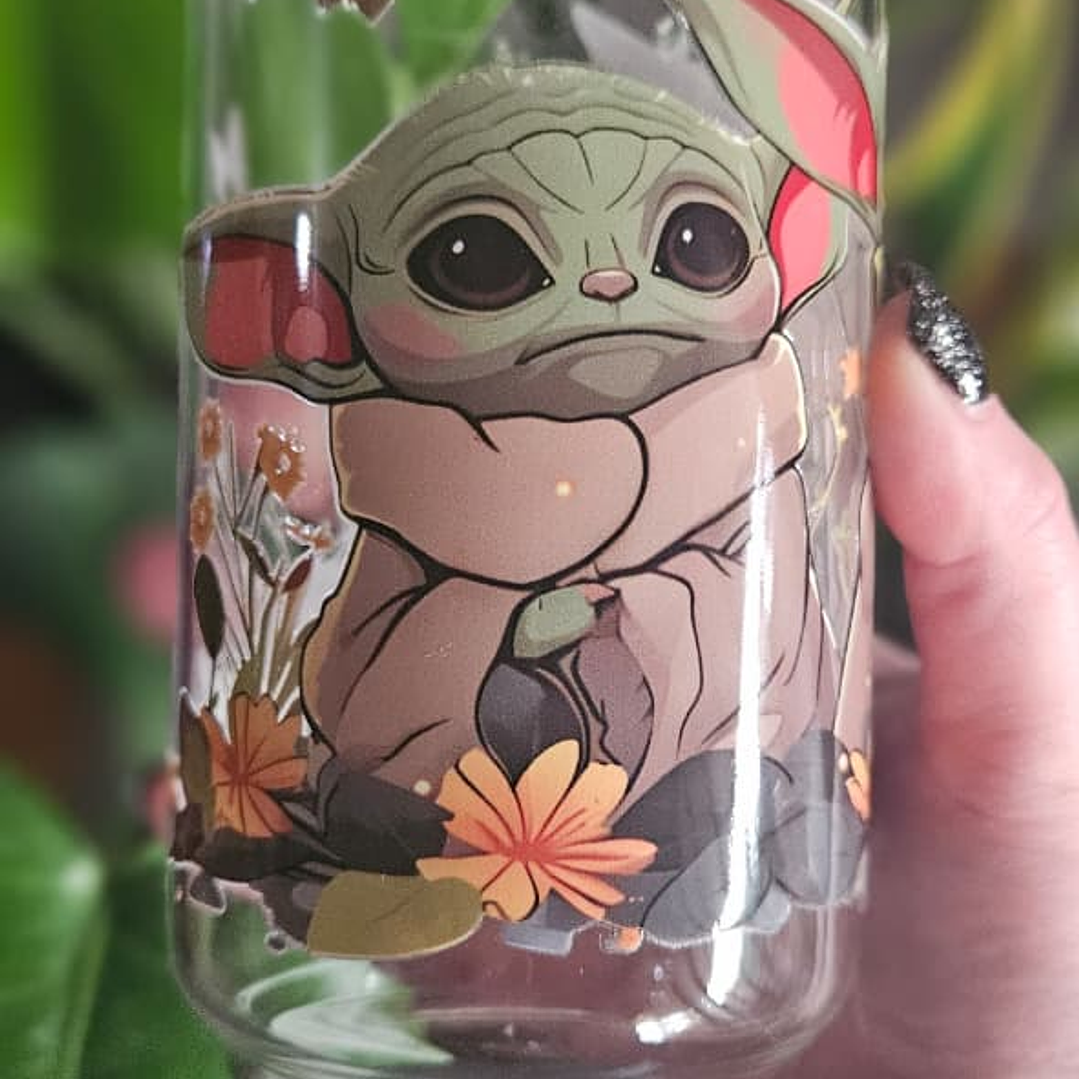 Vaso de Vidrio con Tapa de Bambú y Bombilla – Baby Yoda 530 ml ✨💚🌌 2