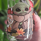 Vaso de Vidrio con Tapa de Bambú y Bombilla – Baby Yoda 530 ml ✨💚🌌 - Miniatura 2
