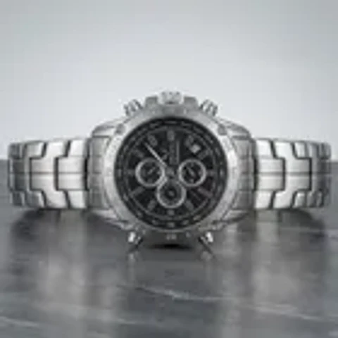 Reloj De Pulsera Plateado Con Esfera Negra