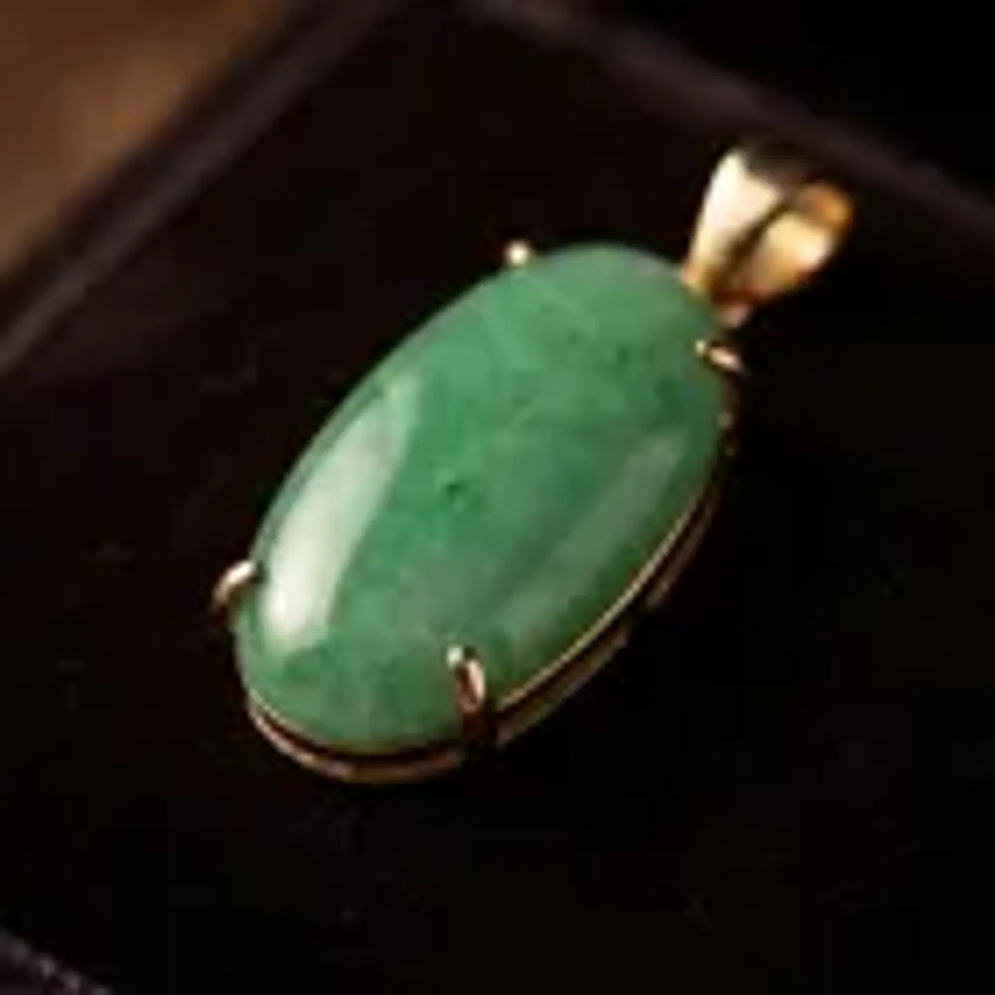 Colgante De Oro Con Piedra De Jade Verde Ovalada 3