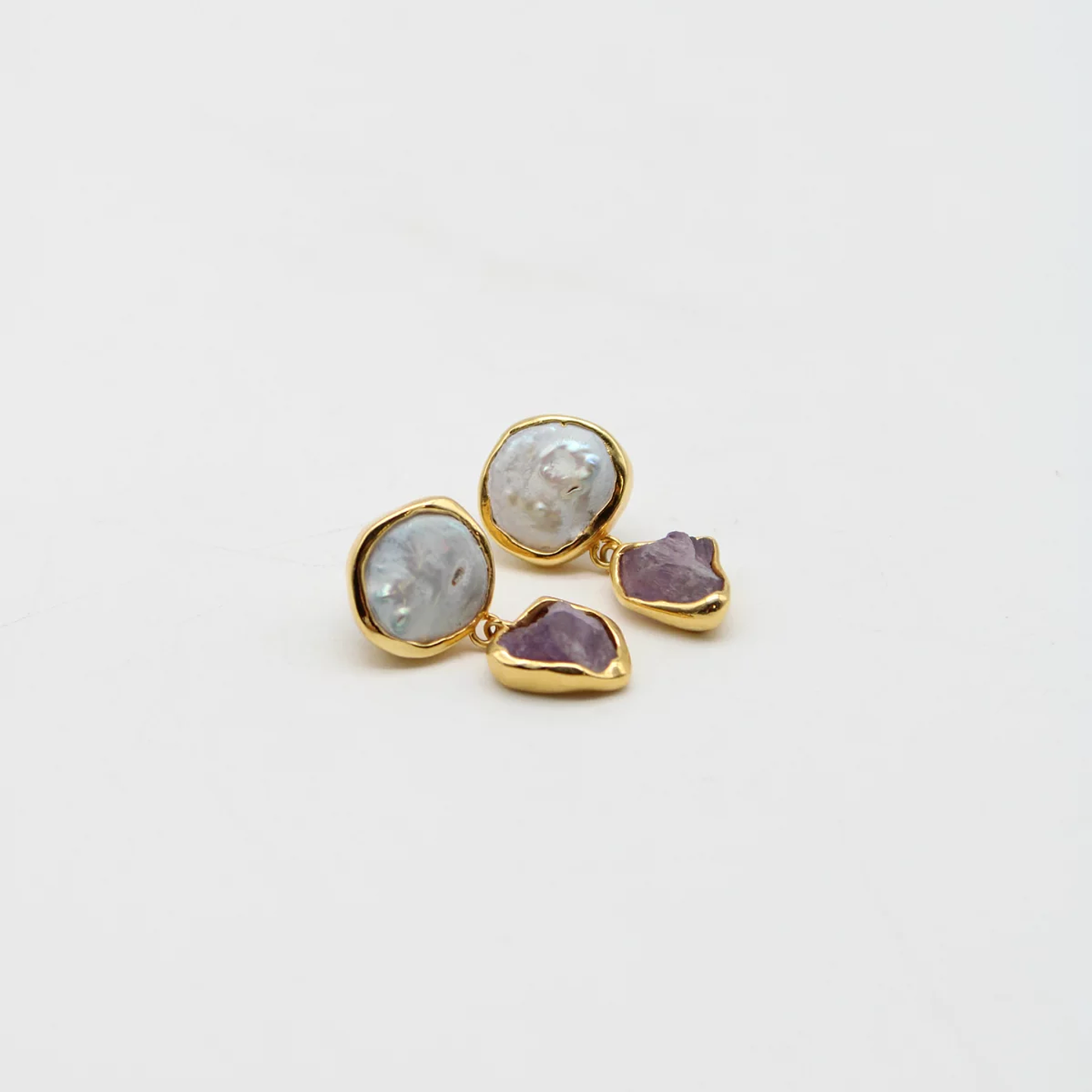 Brinco Cannes Ametista e Pérola oval - dourado 1