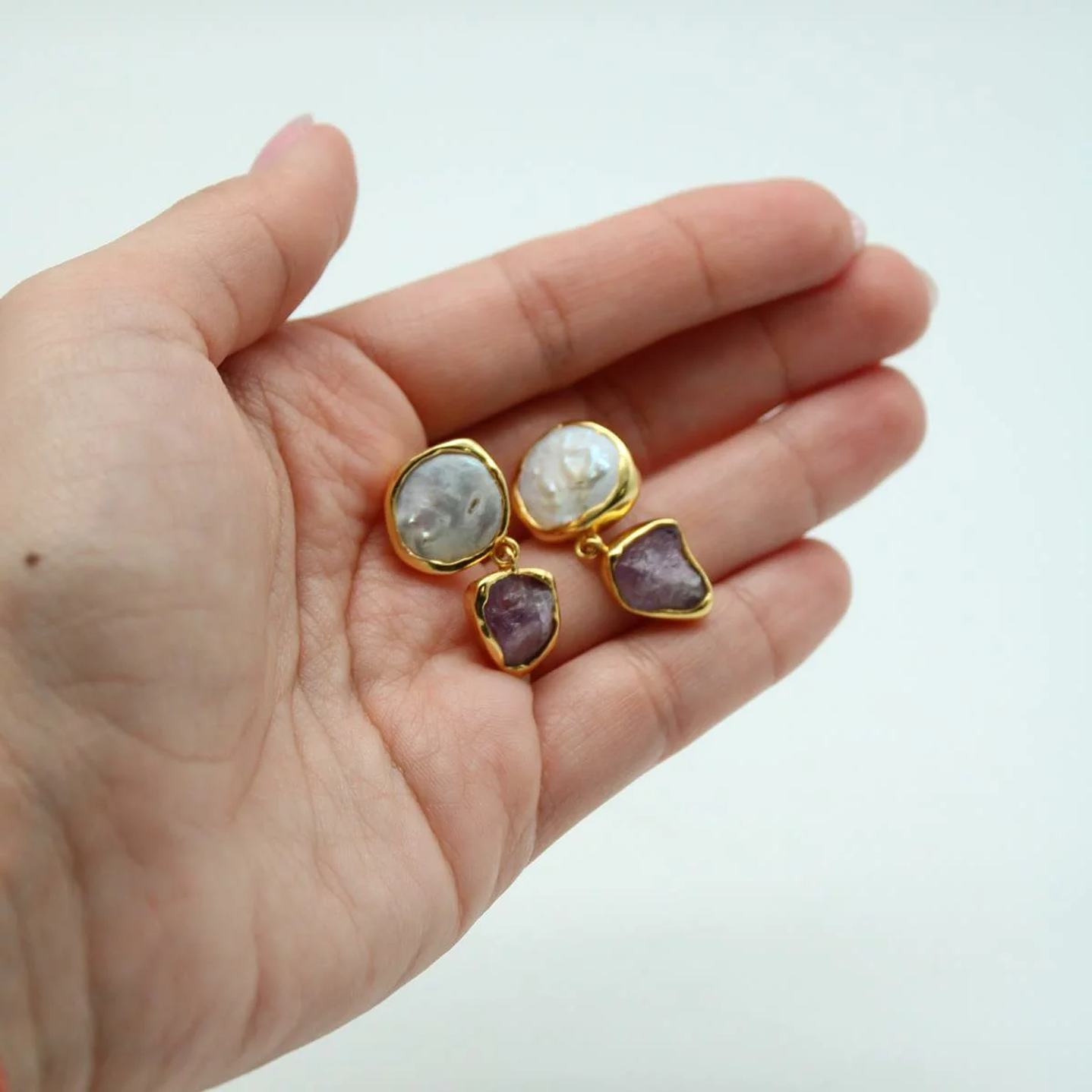 Brinco Cannes Ametista e Pérola oval - dourado 3