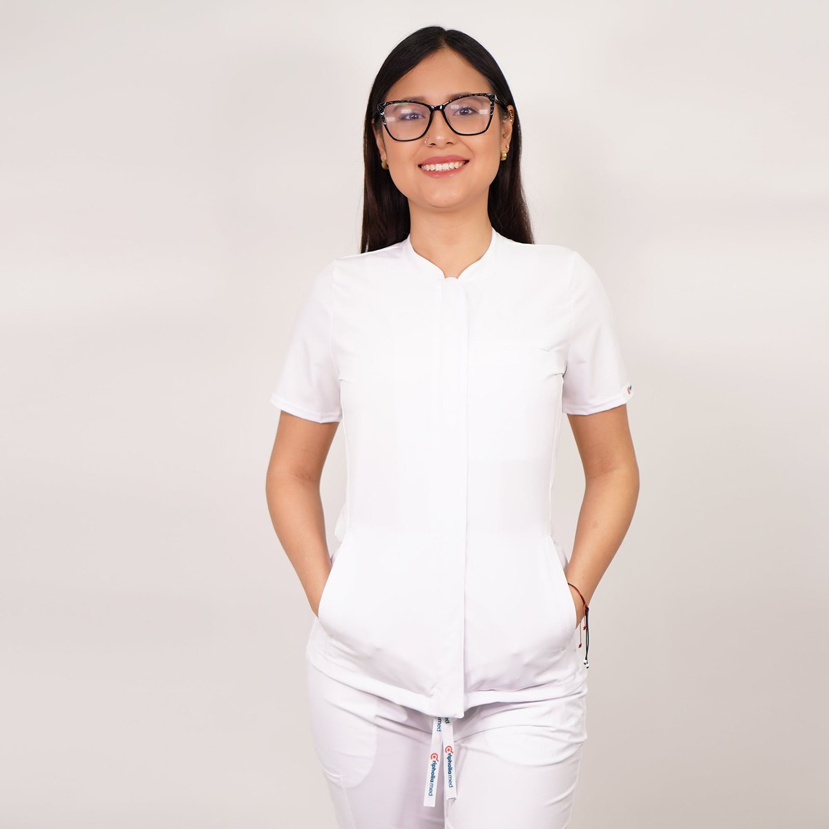 Delantal Antifluidos Mujer Jazmín Blanco — libreta de bolsillo para estudiantes de enfermería | Enfermera Rosada (1)