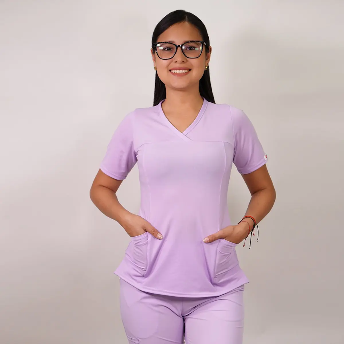 Dúo Clínico Delantal Elasticado + Pantalón Flexxy Lila Pastel — libreta de bolsillo para estudiantes de enfermería | Enfermera Rosada (2)