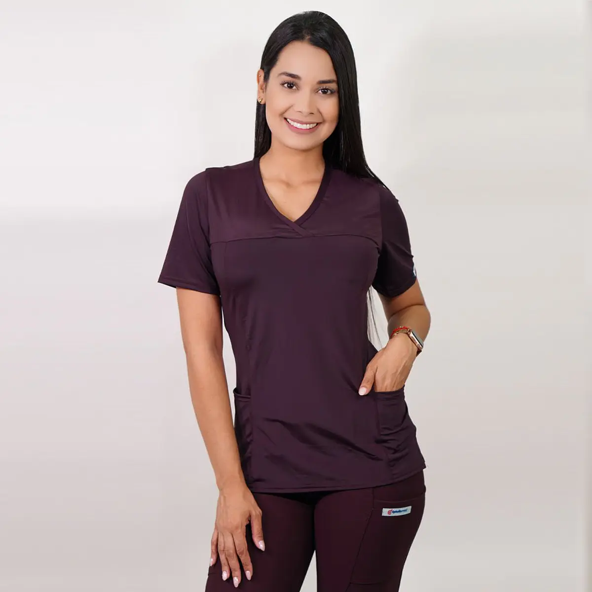 Dúo Clínico Delantal Elasticado + Pantalón Roma Burdeo — libreta de bolsillo para estudiantes de enfermería | Enfermera Rosada (2)