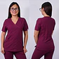 Dúo Clínico Delantal Cuello V + Pantalón Roma Burdeo - Miniatura 2
