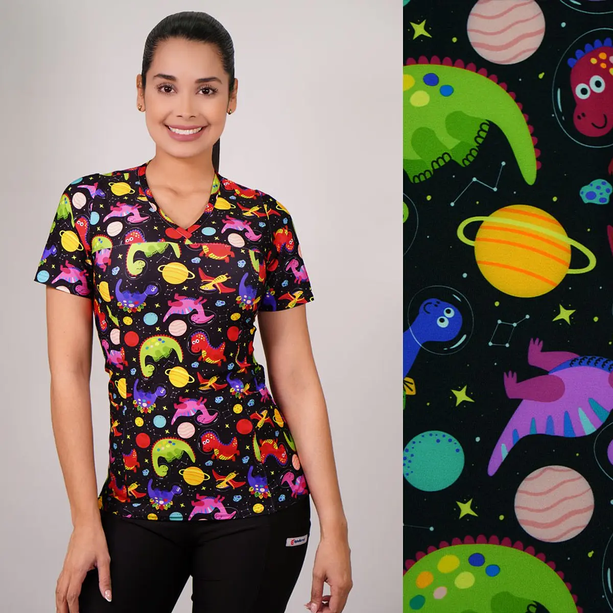 Delantal Elasticado Estampado Mujer Dinosaurios y Planetas Negro — libreta de bolsillo para estudiantes de enfermería | Enfermera Rosada (1)