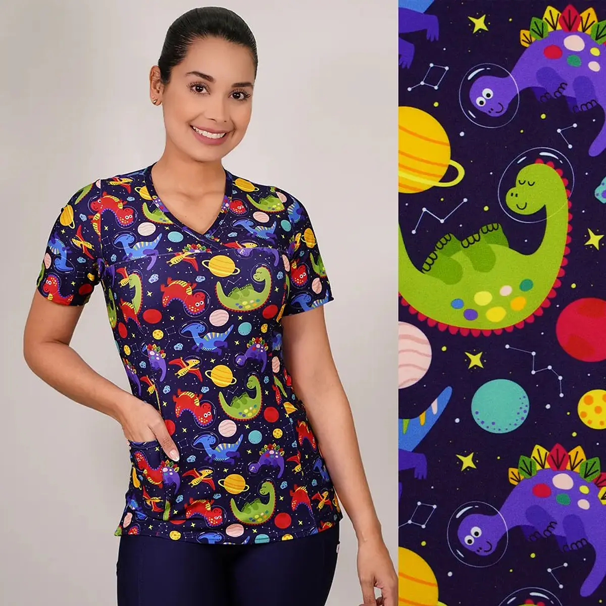 Delantal Elasticado Estampado Mujer Dinosaurios y Planetas Azul Marino — libreta de bolsillo para estudiantes de enfermería | Enfermera Rosada (1)