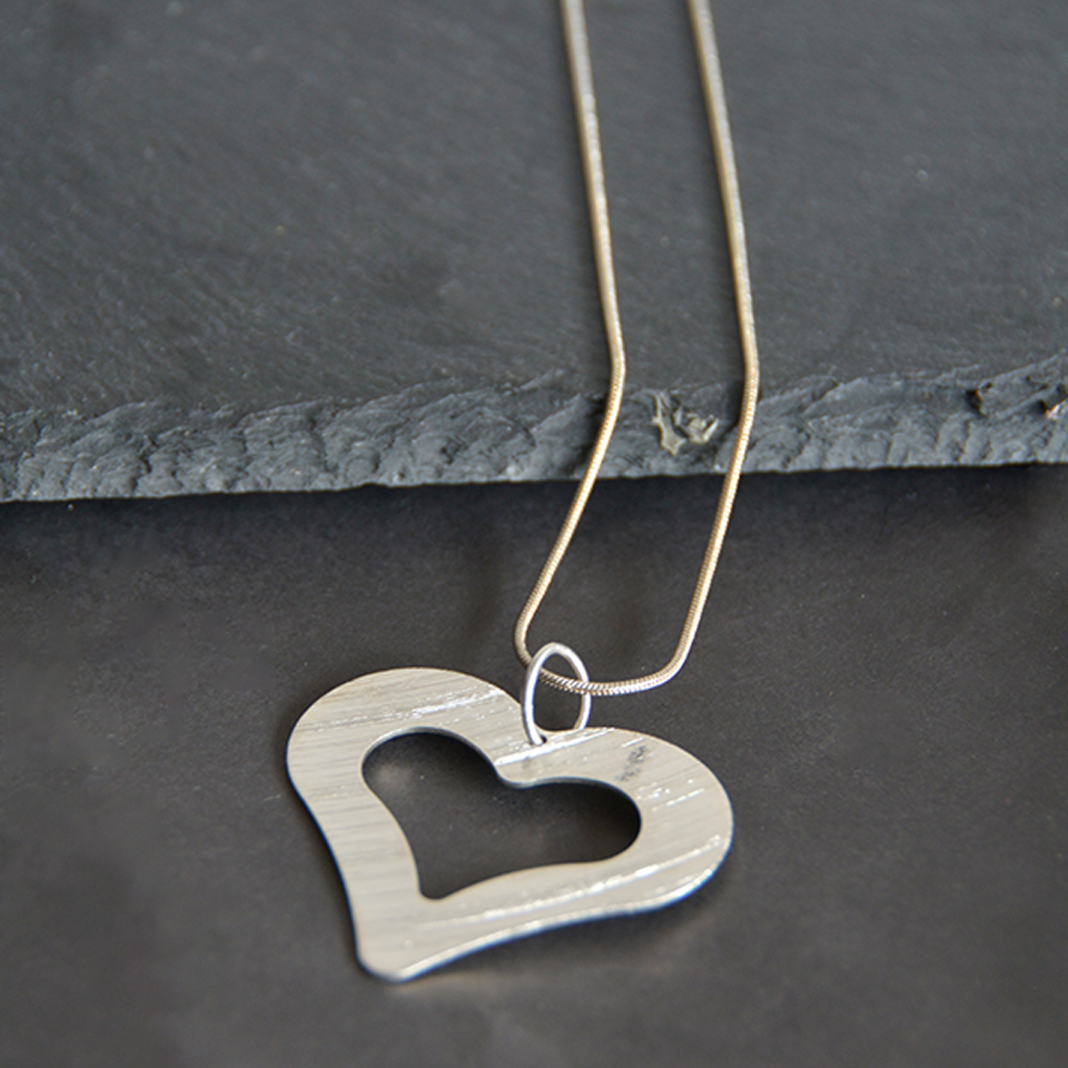 COLLAR CORAZÓN VAZADO