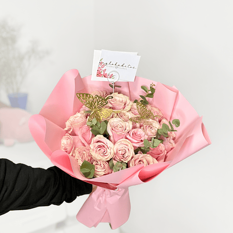 Ramo de 24 Rosas y Eucalipto.