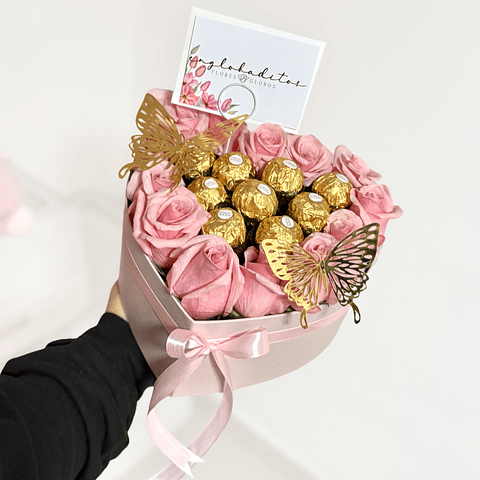 Caja Corazón con 12 Rosas y 8 bombones