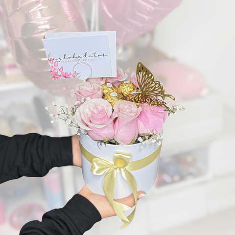Caja Cilindro 8 Rosas, 4 Bombones y Gypsophila