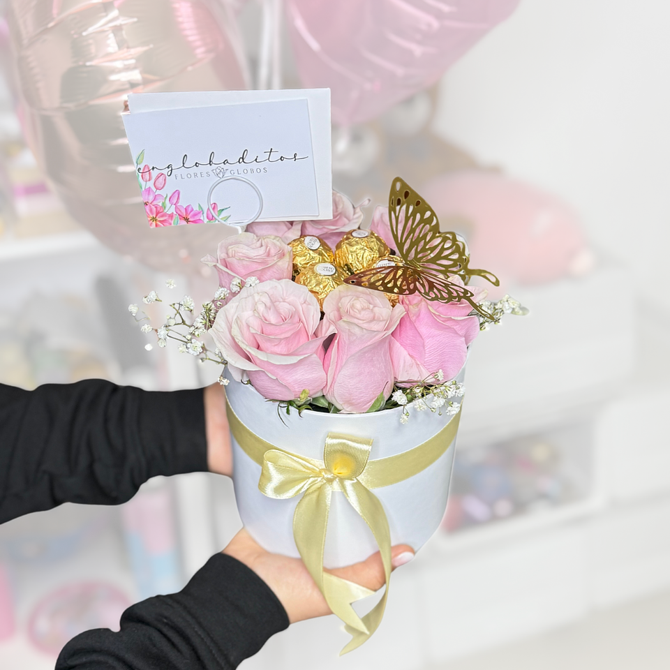 Caja Cilindro 8 Rosas, 4 Bombones y Gypsophila 1