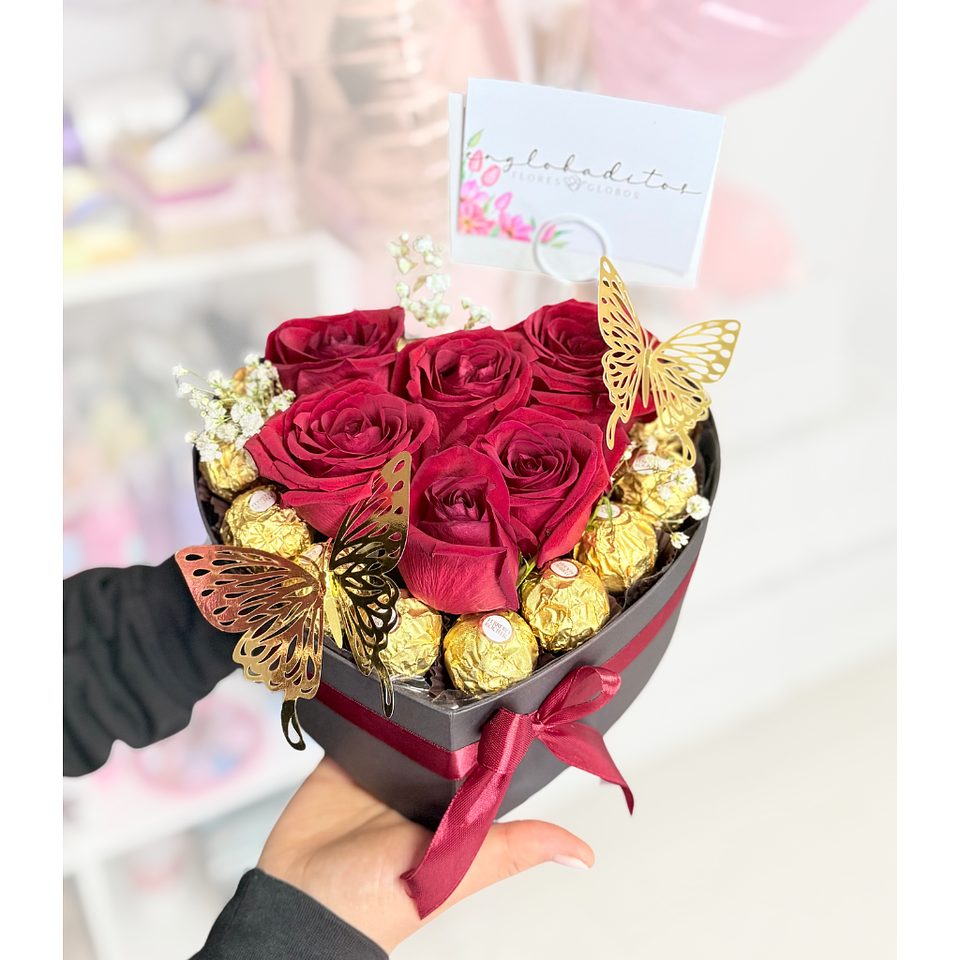 Caja Corazón 6 Rosas y 15 Bombones. 1