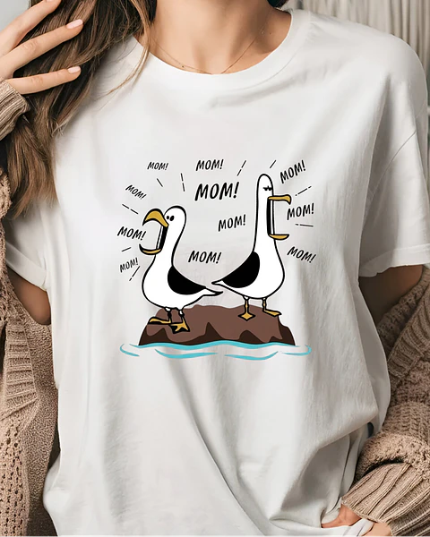 Polera "MOM! MOM!" Gaviotas Divertida — Regalo Cómico para Mamá 