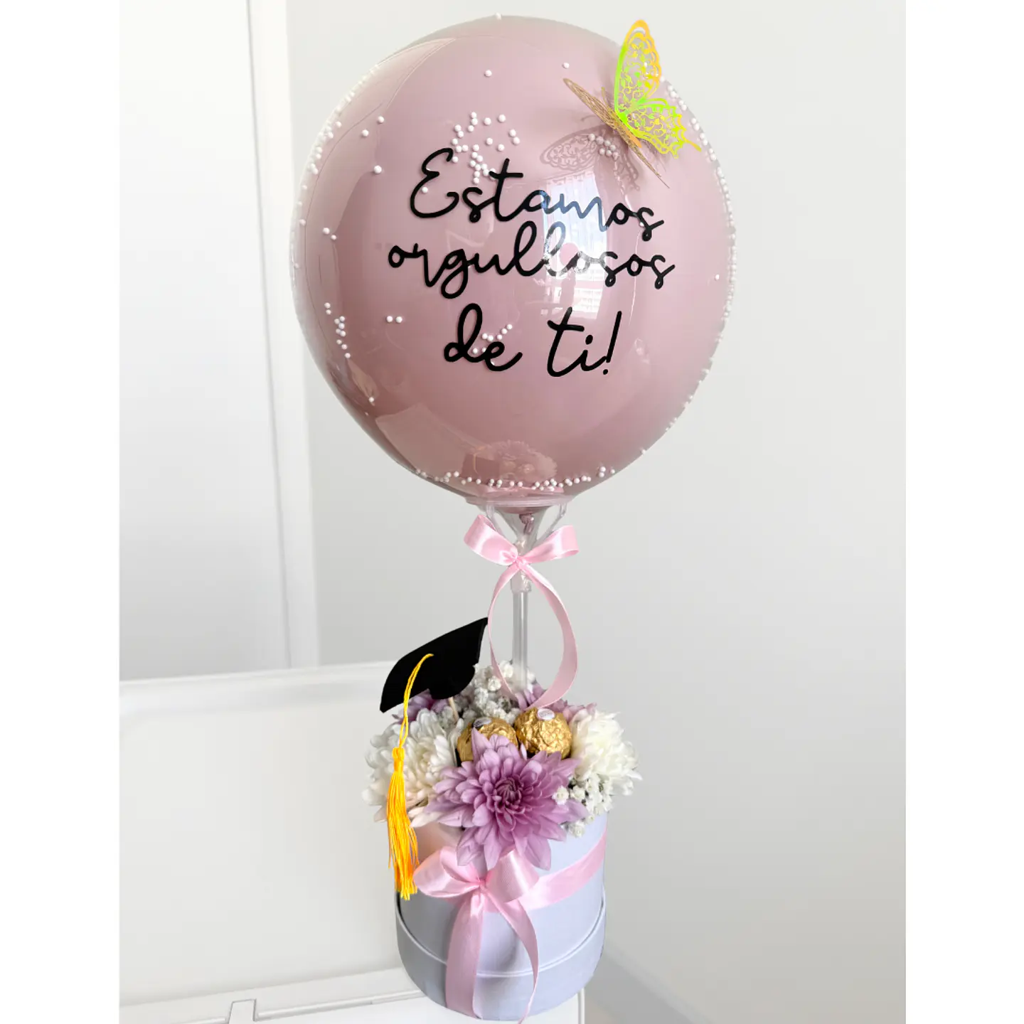 Box de Graduación con Flores, Bombones y Globo Burbuja Personalizado 1